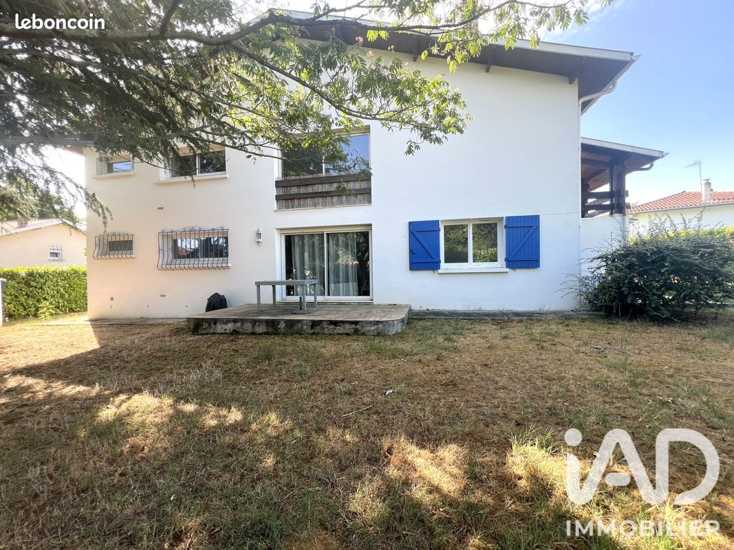 Maison 7 pièces 217 m² · à Saint-Pierre-du-Mont · 217 m² · 310 000 €