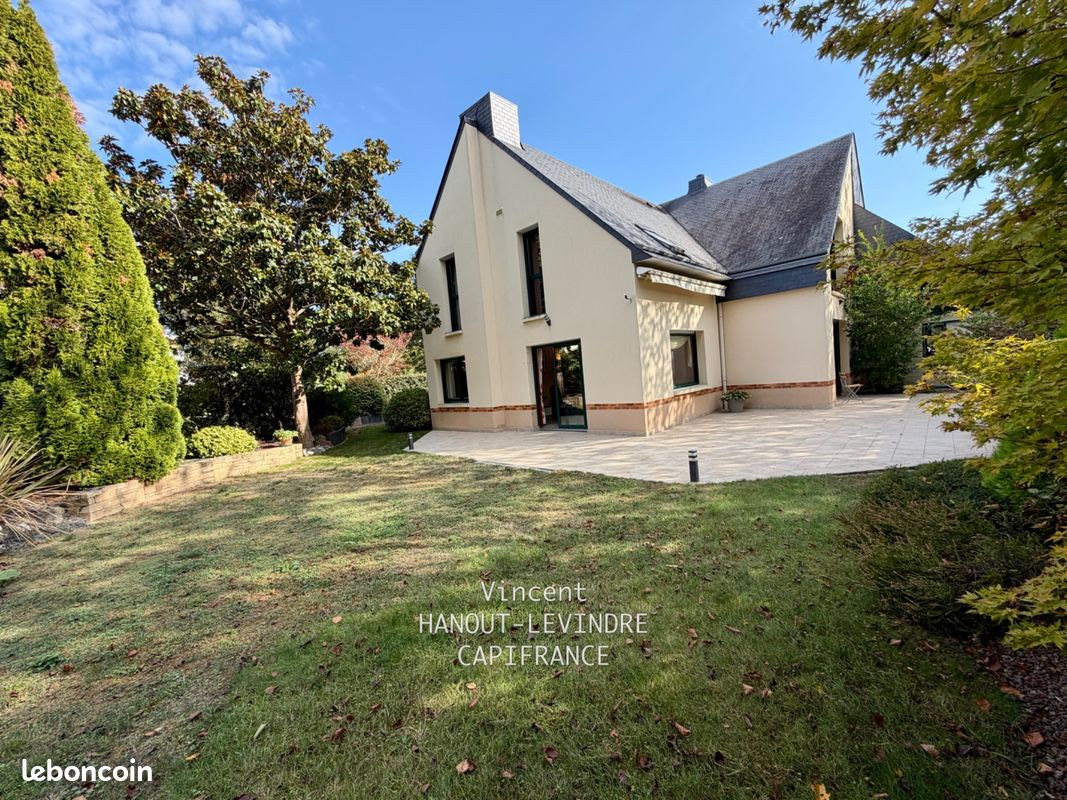Maison 9 pièces 246 m² · au Rheu · 246 m² · 569 700 €