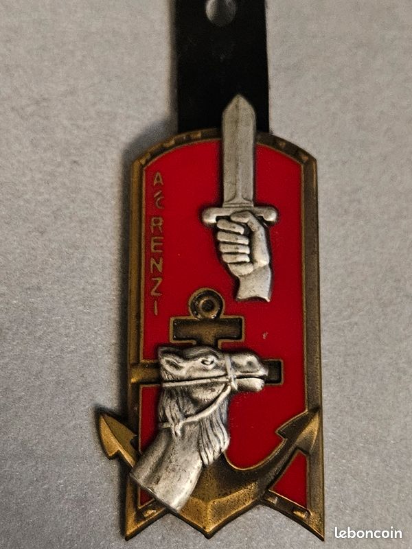 INSIGNE/BADGE /PUCELLE 37° régiment d'infanterie A.Bertrand atlas EUR 5