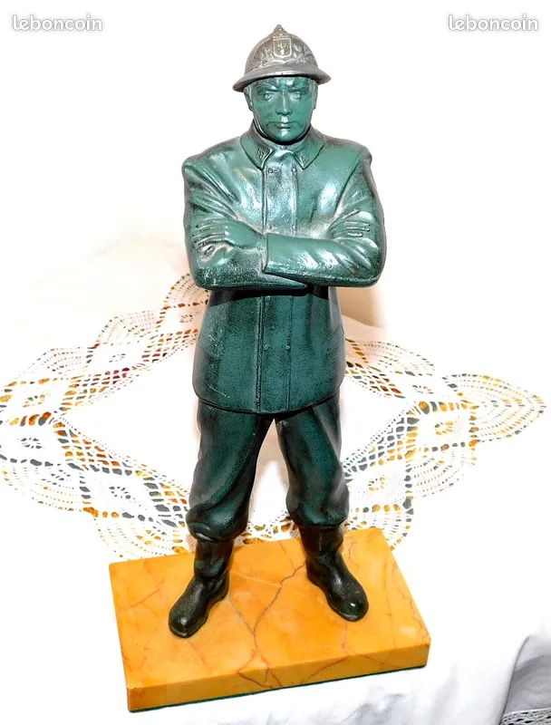 ANCIENNE SCULPTURE PATINE BRONZE SAPEUR POMPIER REGULE EN TENUE AVEC SON CASQUE / Livraison OK (image 1)