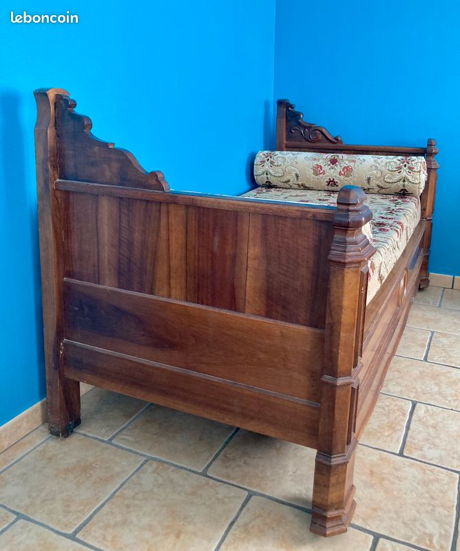 Lit Bateau Louis Philippe En Noyer Massif, XIXe Siècle, Couleur Miel, Bon état