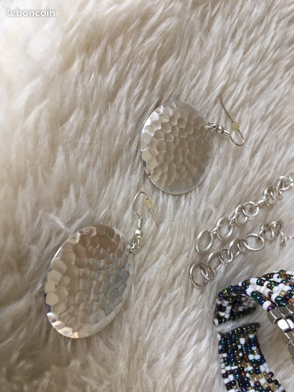 À vendre joli bracelet de perles avec deux paires de boucles d’oreilles (image 3)