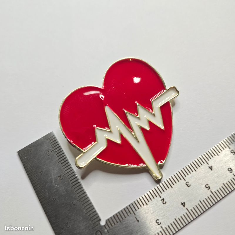 Broche Vintage Cœur Rouge Pailleté Avec Ruban Argenté - 5,7 Cm, Occasion Comme Neuf