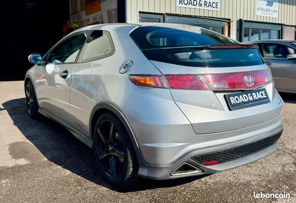 Honda Civic 8 (VIII) 1.8 I-VTEC 140 Ch Type S - 1 ère main - Clim Auto / Bluetooth / Finition Sport Alcantara (image 2)