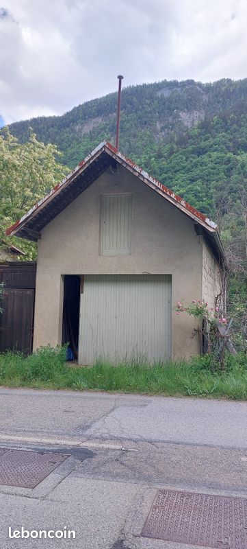 Garage · à Saint-Jean-de-Maurienne · 20 000 €