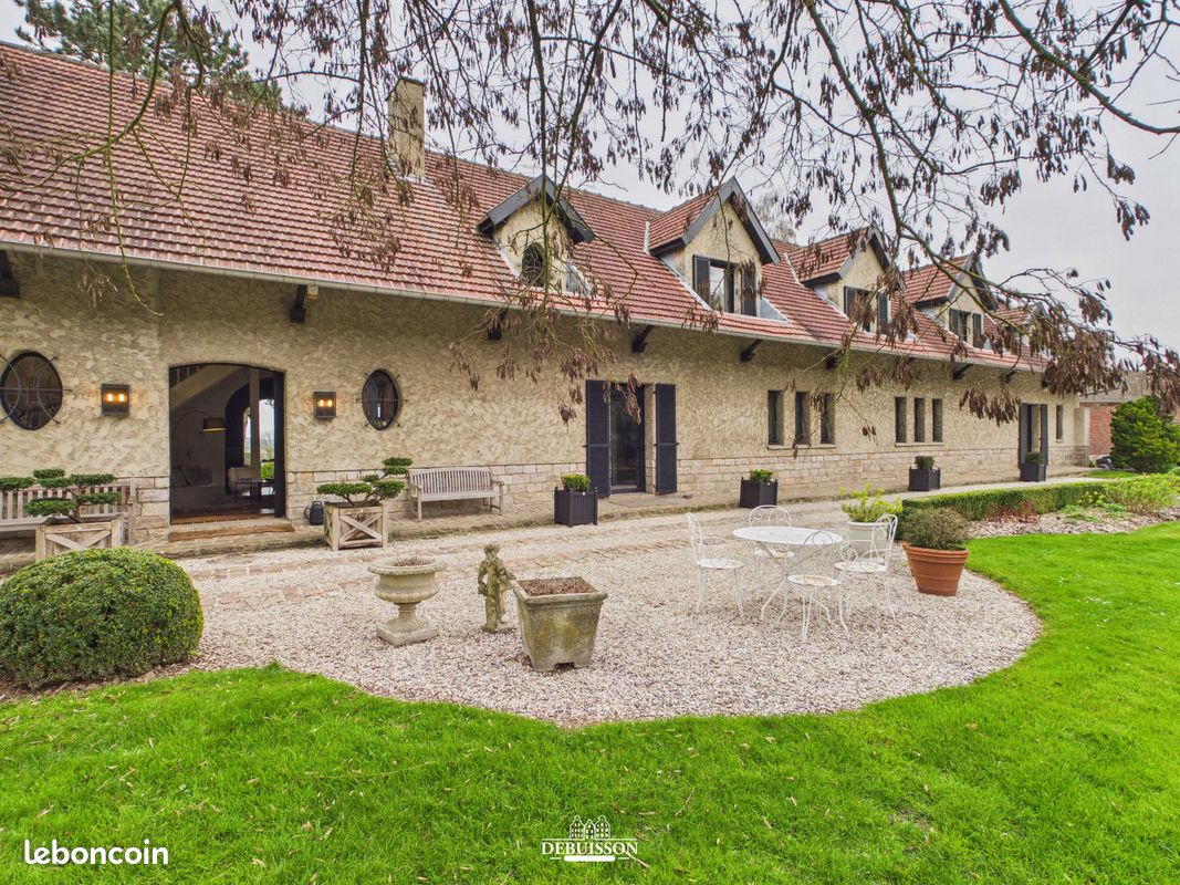 Maison 10 pièces 595 m² · à Mont-Saint-Éloi · 595 m² · 1 990 000 €