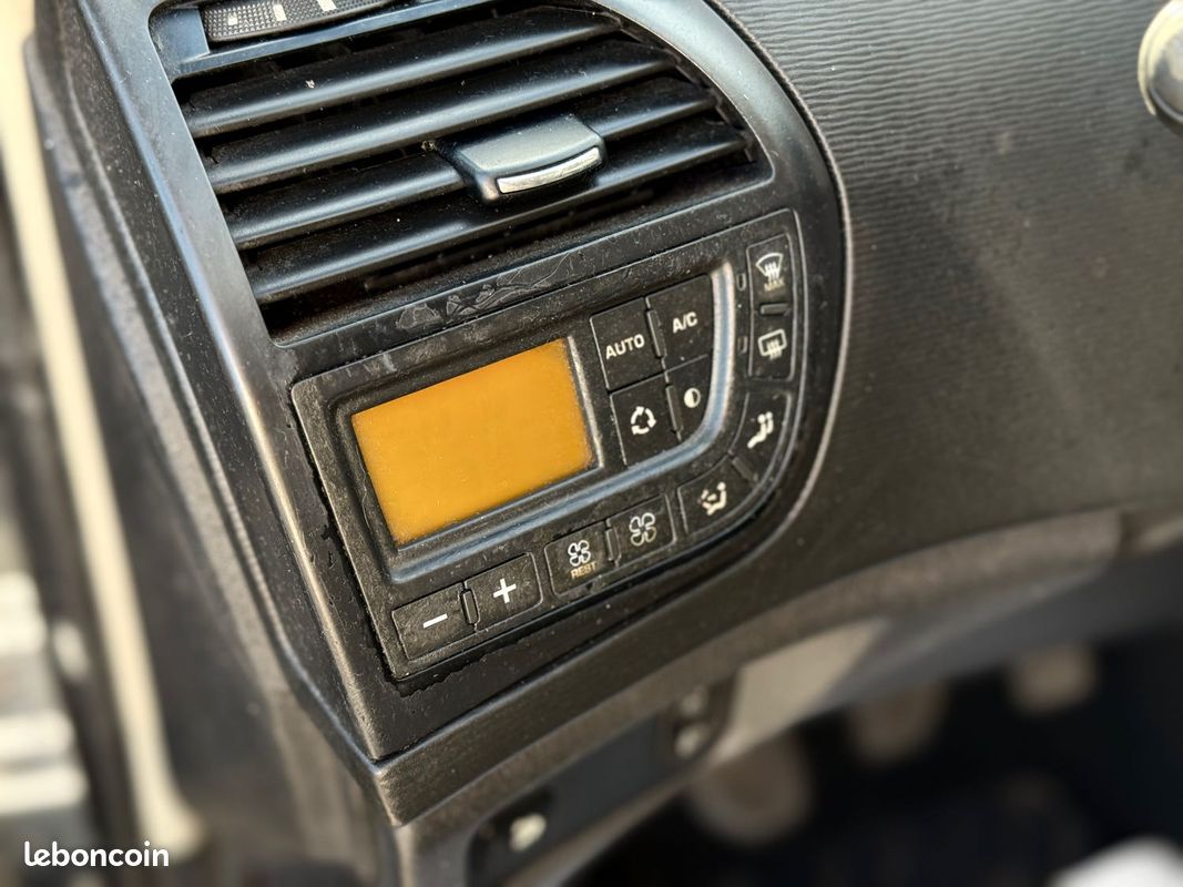 Citroën C4 Picasso 1.6 HDi 110ch Pack Dynamique - Clim - Régulateur - Révisée & Garantie 6 mois (image 25)