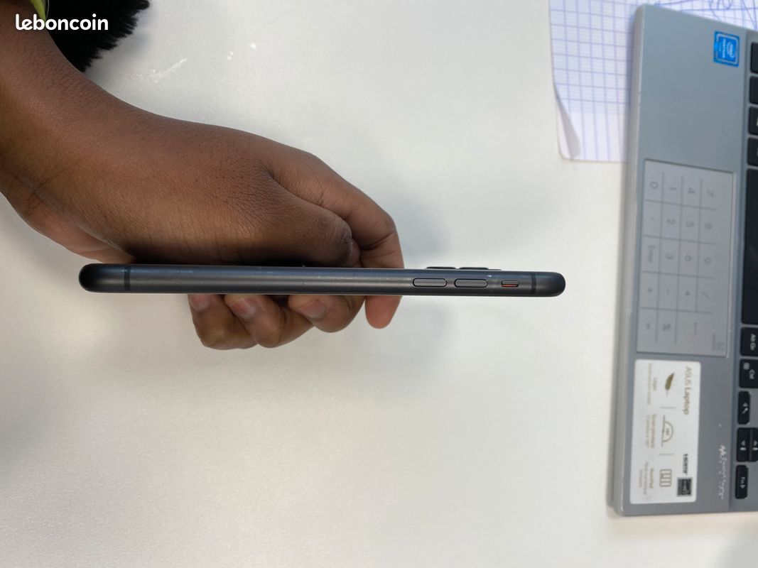 IPhone 11 noir bon état (image 4)