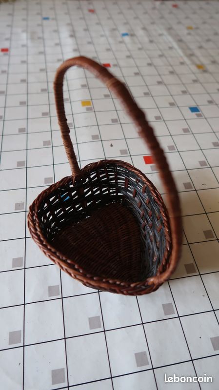 Panier en osier en forme de coeur (image 1)