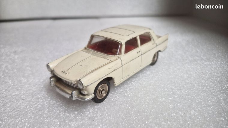 VRAIE DINKY TOYS 553 - 404 PEUGEOT - RARE 4o4 avec o au lieu de 0 - état A VRAIE DINKY TOYS 553 - 404 PEUGEOT - RARE 4o4 avec o au lieu de 0 - état A