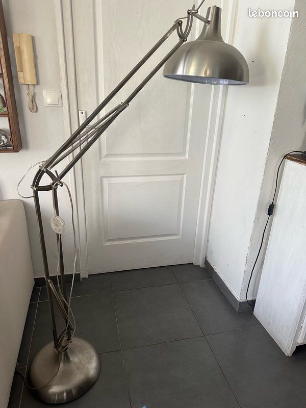 Lampadaire articulé en métal (image 1)