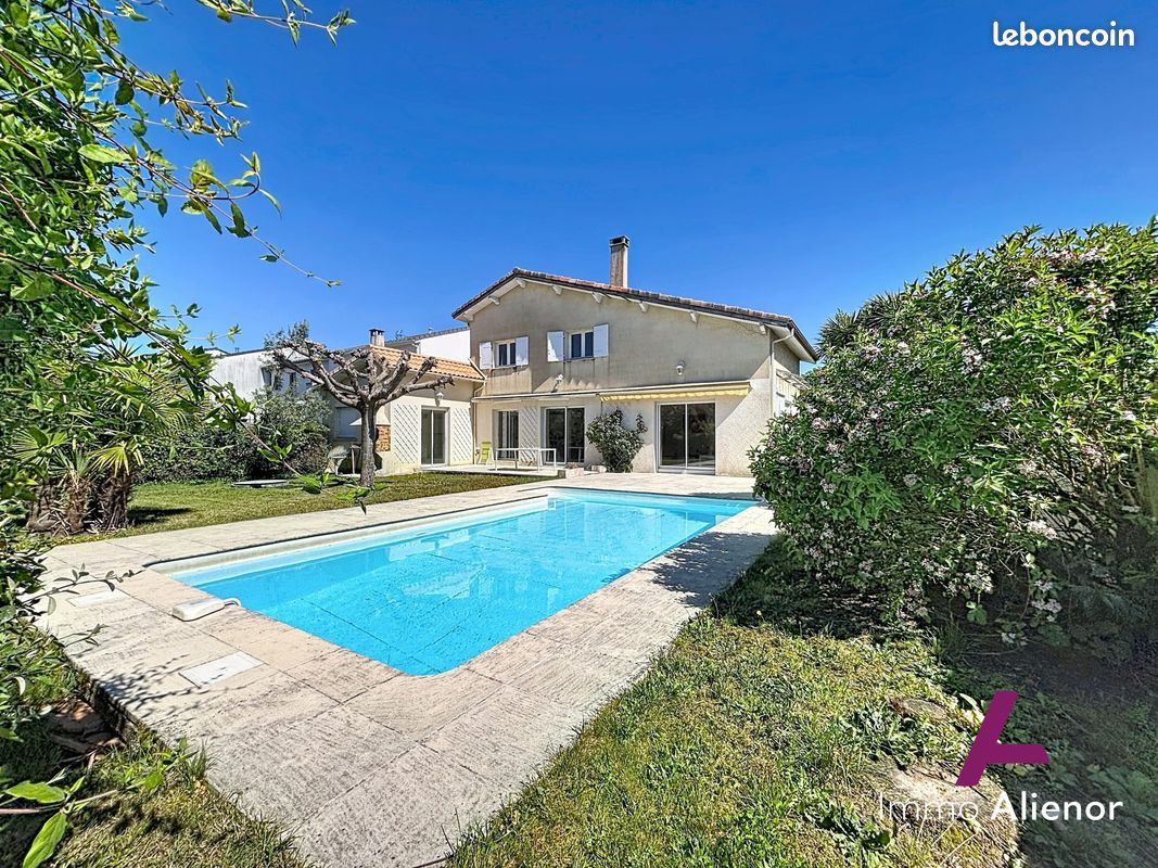 Maison 9 pièces 220 m² · à Mérignac · 220 m² · 670 000 €