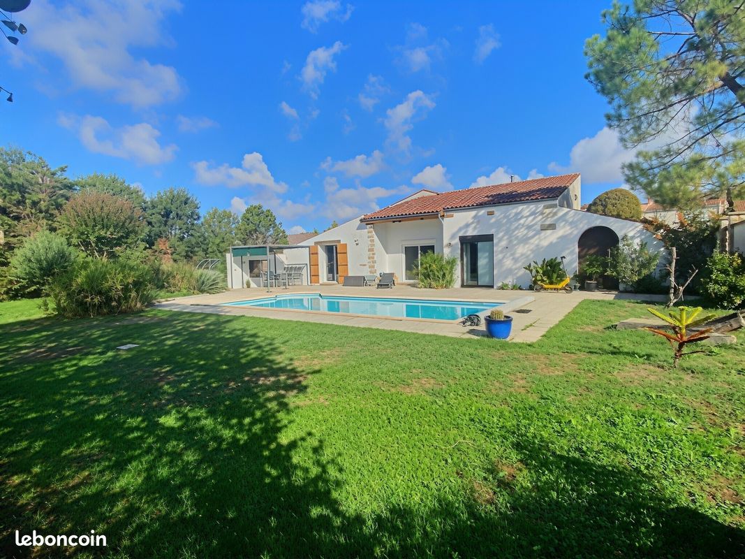 Maison 6 pièces 216 m² · à Genouillé · 216 m² · 330 000 €