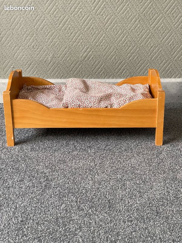 Petit lit de poupée en bois vintage (image 4)