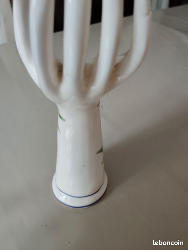 Alors il s'agit d'un vase solifleur et bagué vintage en céramique blanc en forme de main (image 2)
