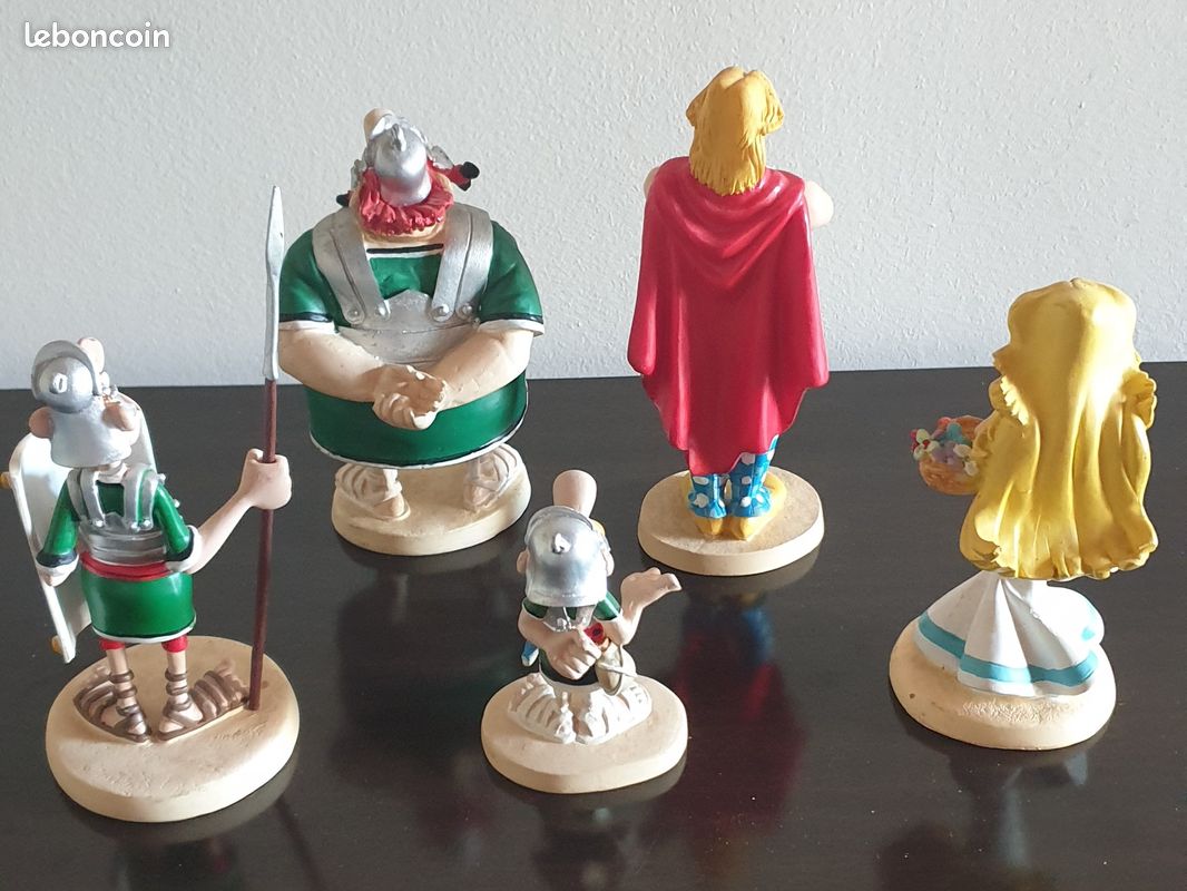 LOT DE FIGURINES, OBJETS & POUPÉE OBÉLIX - ASTÉRIX - UDERZO/GOSCINNY