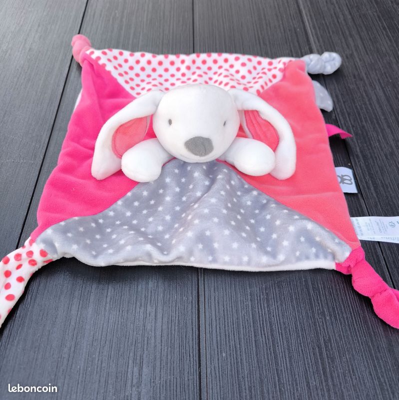 Doudou Plat lapin Chein Blanc Carré Rose Pois Gris Étoiles.
Okaïdi
Obaibi (image 1)