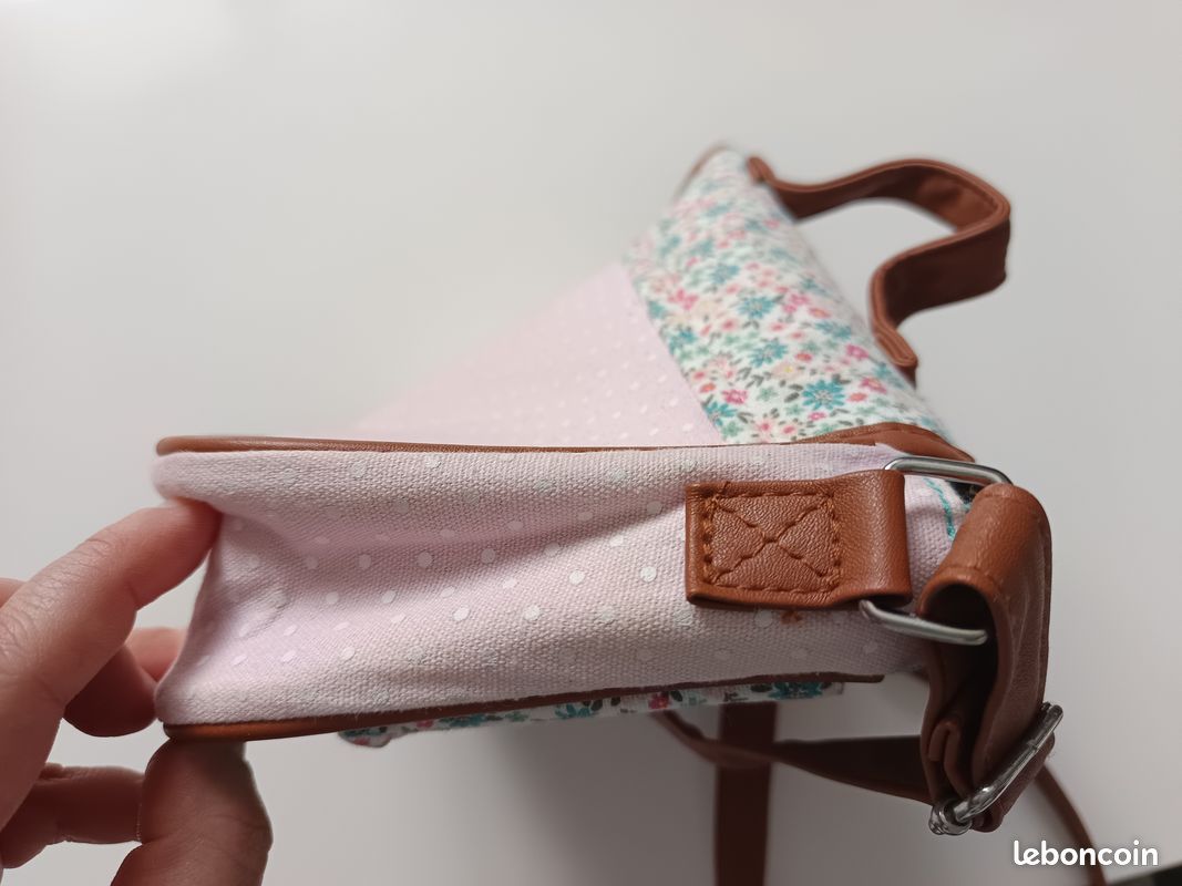 Sac à main rose, vert et marron avec des motifs fleurs (image 10)