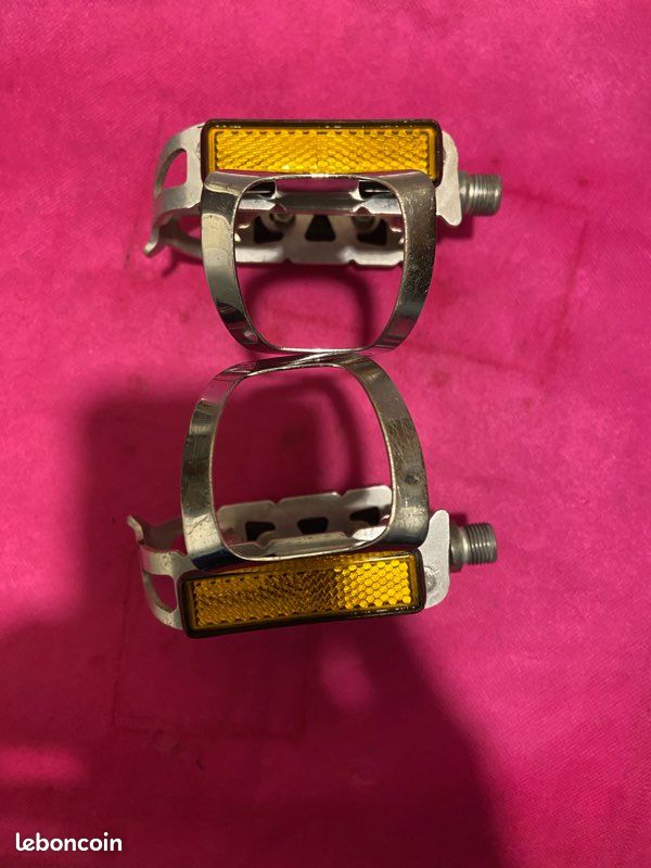 Paire de clips vintage effet métal argenté boucles d'oreilles rétro années 80 - France