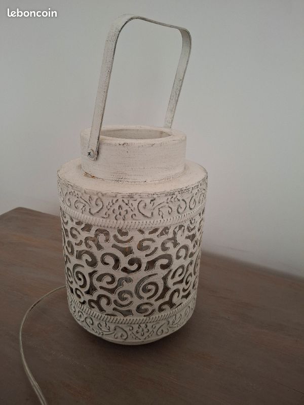 Lampe métal ajouré blanc (image 2)