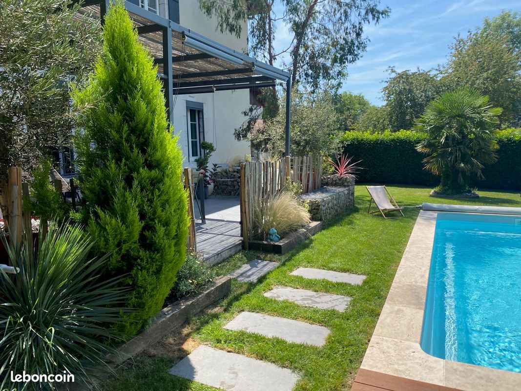 Maison 7 pièces 186 m² · à Grilly · 186 m² · 3 850 €/mois