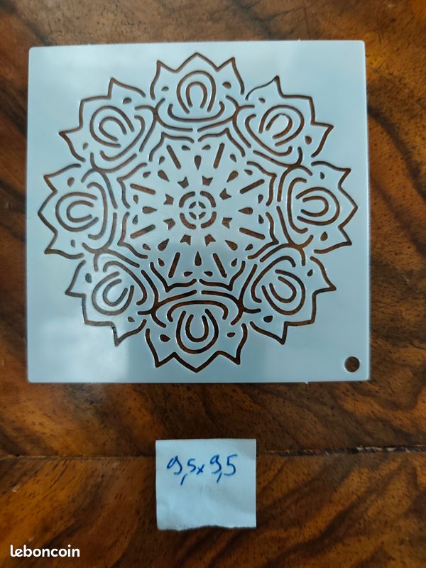 Pochoir n°42 - Mandala lotus rayonnant. Format 9,5 x 9,5 cm. Plastique réutilisable en bon état. Idéal pour peinture, scrapbooking, décoration, customisation et loisirs créatifs (image 2)