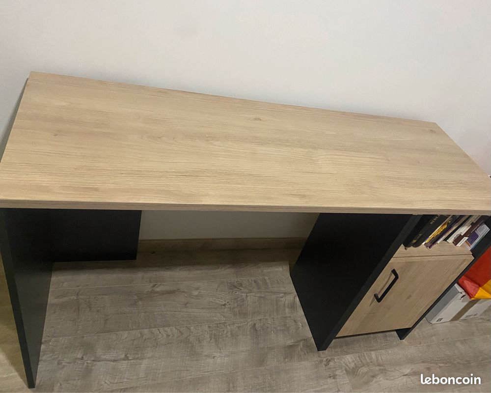 Bureau (image 1)