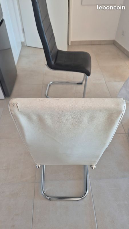 À vendre : Lot de 2 chaises de cuisine – blanches et noires (image 4)