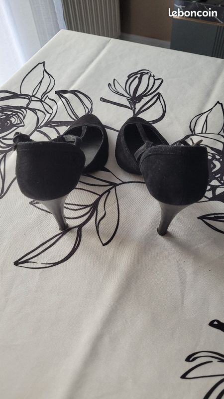 Chaussure en daim noire à bride (image 2)