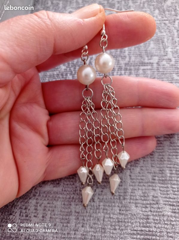 Boucles d'oreilles en perles blanches chaînettes en acier inoxydable fait maison Neuf (image 1)