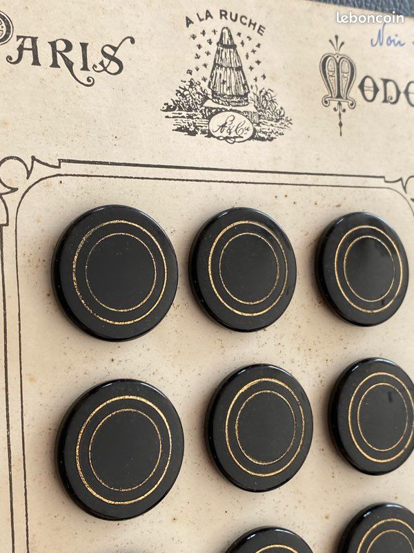 Plaque 12 boutons vintage 2,6 cm à trous noir T18 un bouton abimé