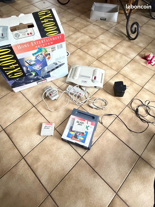 Console Amstrad GX4000 – 2 Manettes + Jeu Burning Rubber – PAL – Occasion