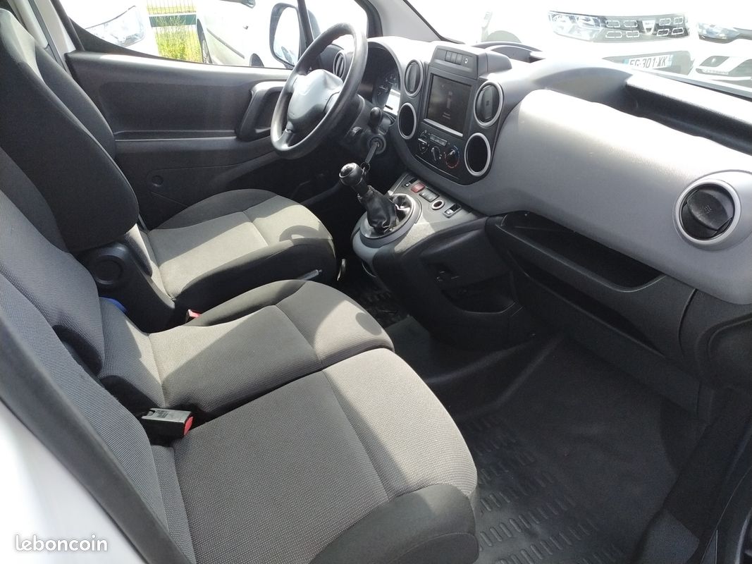 10825 HT - PEUGEOT Partner XL Blue HDI 100 Premium Pack GPS Vitré L2H1 1,6 L + Attelage - 06/2017 - 45100 kms (image 4)