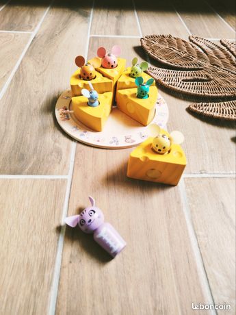 Le jouet pour chat en forme de souris avec une queue imite la queue d Le jouet pour chat en forme de souris avec une queue imite la queue d