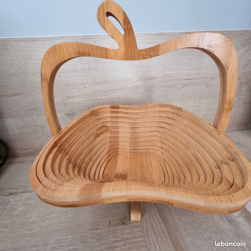 Joli plat en bois. Corbeille à fruits ou plat décoratif. Origine Inde Joli plat en bois. Corbeille à fruits ou plat décoratif. Origine Inde