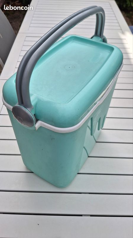 Curver Glacière 20 Litres – Bleu – Double Paroi – Isolante – Solide – Couvercle Verrouillable
