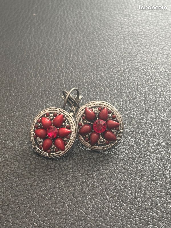 Boucles D'oreilles Anciennes Vintage - Occasion, Pièce Unique Et Sans Marque