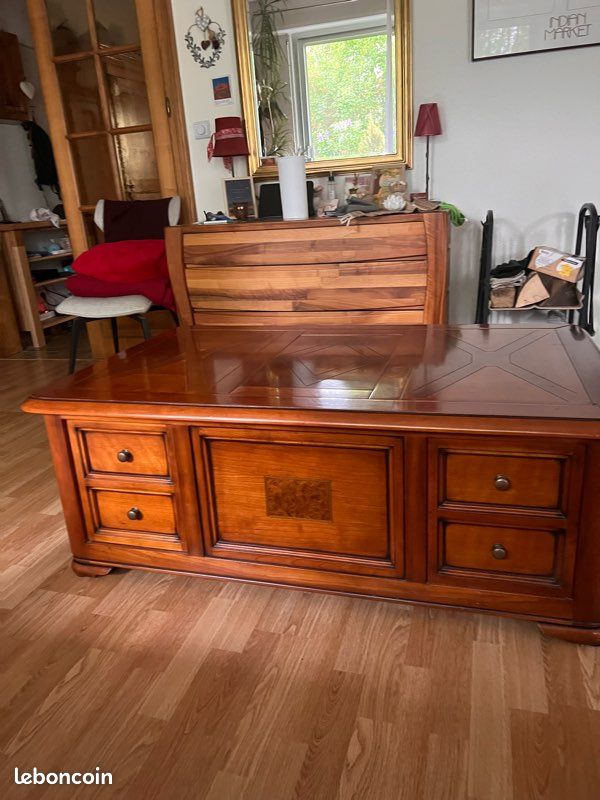 À vendre table basse merisier avec 2 portes possibilité de tourner les plateaux en échiquier avec plateau intégré. Très beau travail. Longueur:1m30- Largeur:0,83m Hauteur:0,43m à chercher sur place (image 5)