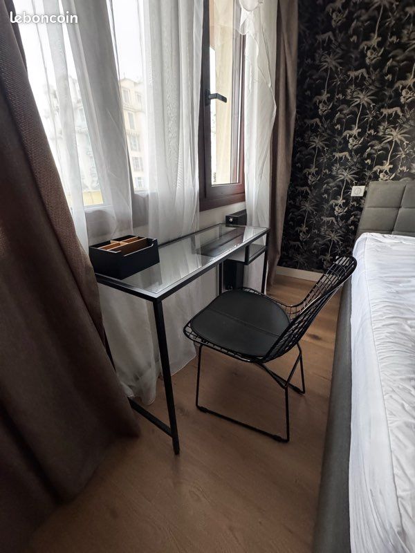 Bureau (image 1)