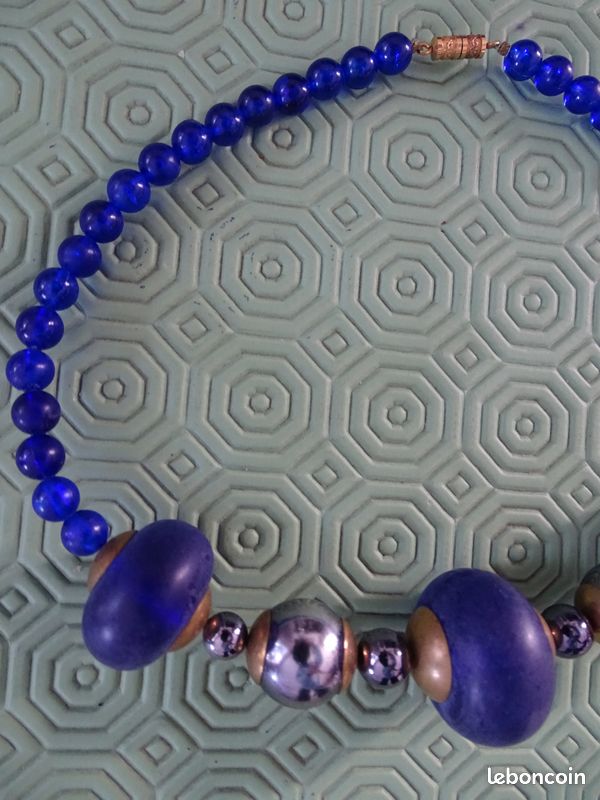 COLLIER FANTAISIE SAUTOIR PERLES BLEU MARINE LIEN CUIR 136 GRAMMES W1218