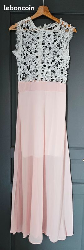 Robe longue rose pâle avec de la dentelle blanche Taille M, en
