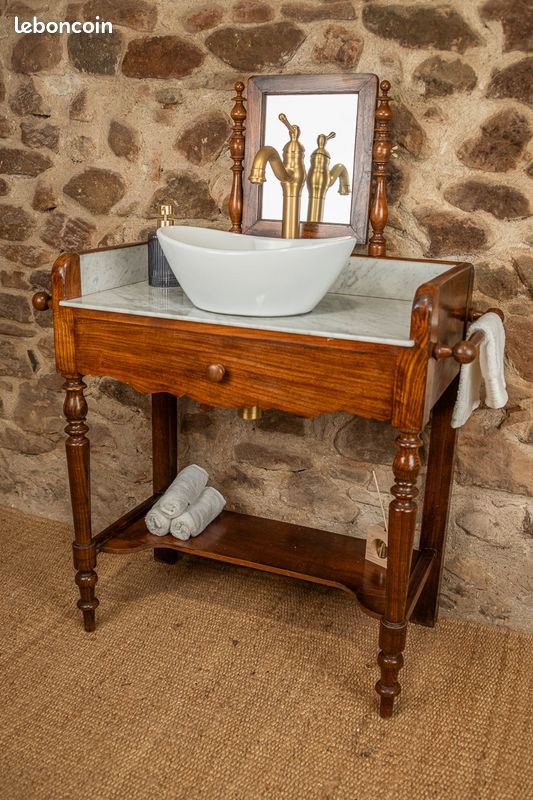 Commode de style Louis-Philippe en bois ciré ouvrant à trois tiroirs