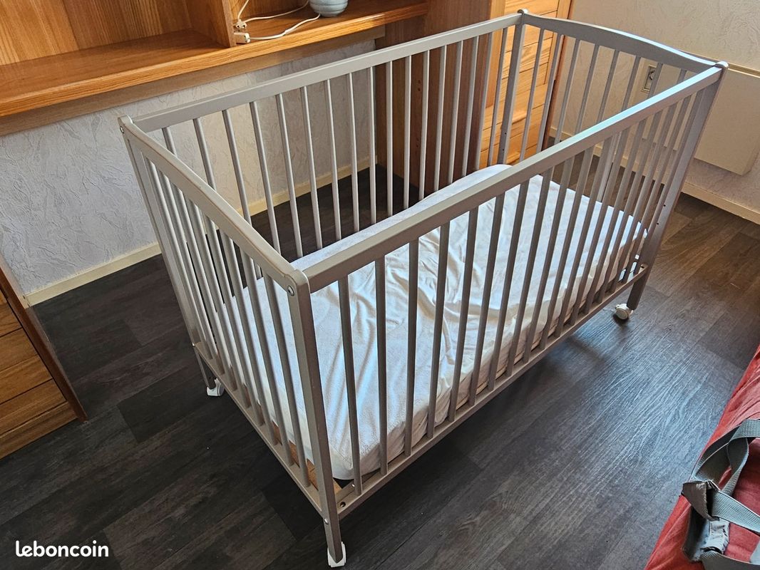 Lit bébé à barreaux + matelas bébé 60x120 cm + draps housses bébé 60x120 cm (image 1)