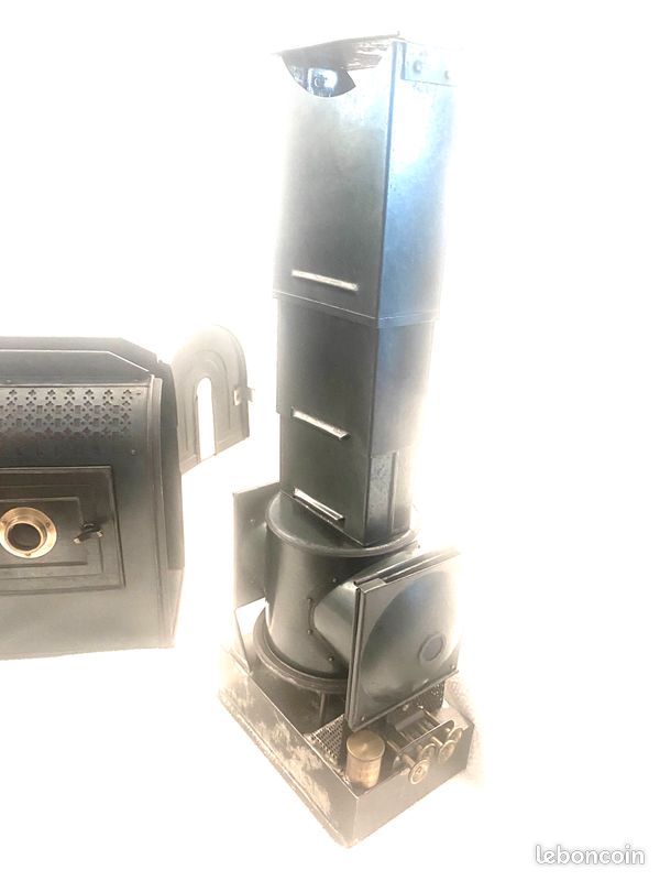 Projecteur de recherche avec plaque de retenue