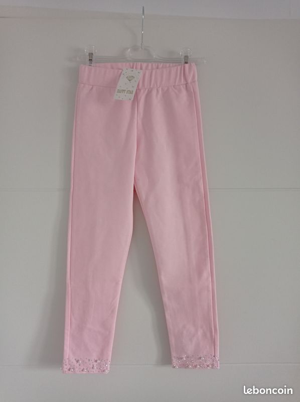 Legging rose clair fille 10 ans habillé perle et strass en forme noeud papillon Neuf étiqueté jamais porté Mini tâche. Voir photo 3 Matière un peu épaisse Taille élastique (image 1)