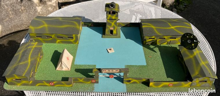 DEPREUX CASERNE DÉPANNAGE DINKY 1/43 ème ÉTAT DE JEU 20X30cm ANNÉES 50