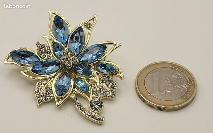 Broche ronde bouton en céramique bleu azur sur fond filigrané argent avec breloques argent et