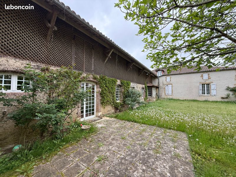 Maison 10 pièces 370 m² · à Aire-sur-l'Adour · 370 m² · 275 000 €