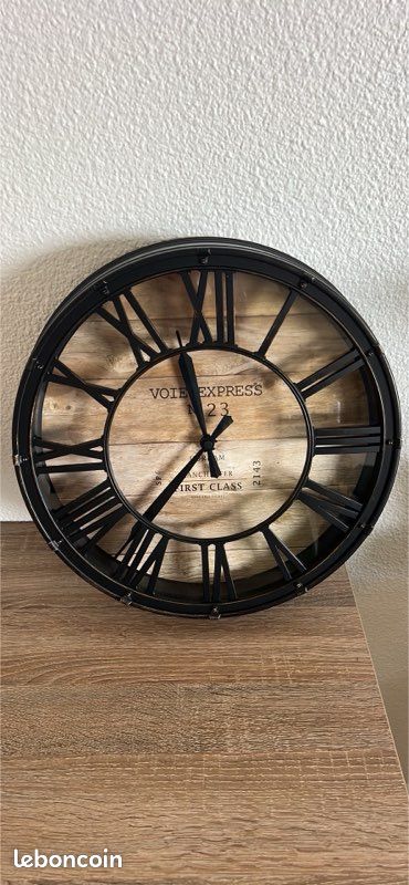 Horloge Murale Double Face Style Gare Vintage en Fer pour un Accent