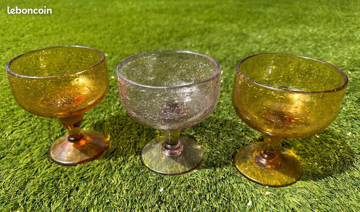 Verre à pied en verre bullé teinté vert SOLLIES | Maisons du Monde